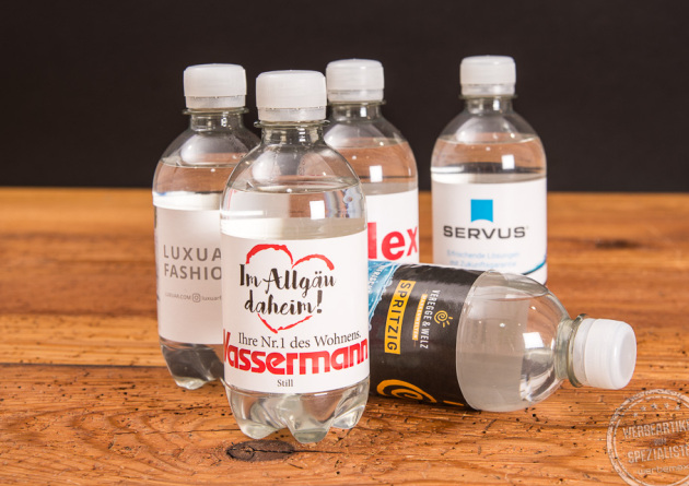 Wasserflasche 0,33l mit bedrucktem Etikett - verschiedene Beispiele nebeneinander aufgereiht