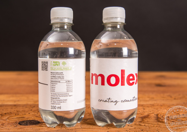 zwei Wasserflaschen als Werbeartikel mit individuell bedrucktem Etikett f&uuml;r einen gelungenen Messeauftritt