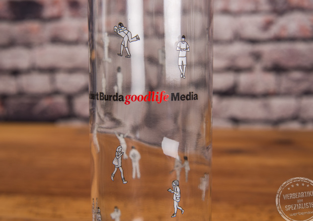 Bedruckte Glasflasche in der Detailansicht unterst&uuml;tzt die Gesundheit durch ausreichendes Trinken.