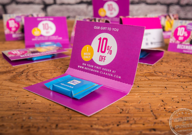 Werbekarte Streuartikel in pink gef&uuml;llt mit Ritter Sport