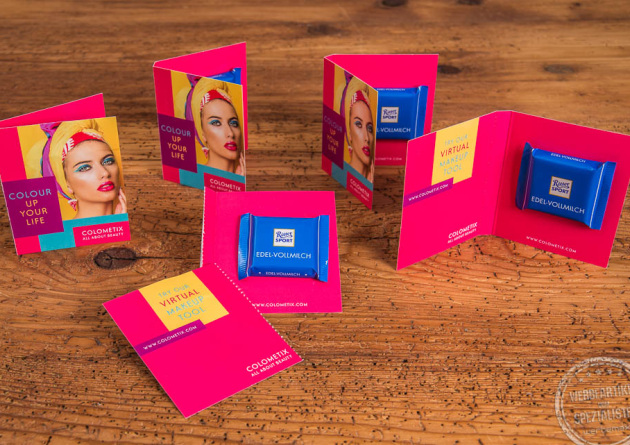 Sechs Werbekarten als Streuartikel in pinker Farbe gefüllt mit blauer Ritter Sport Vollmilch Schokolade.