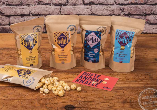 Knalle Popcorn in unterschiedlich beschrifteten T&uuml;ten mit Logo als Werbeartikel 