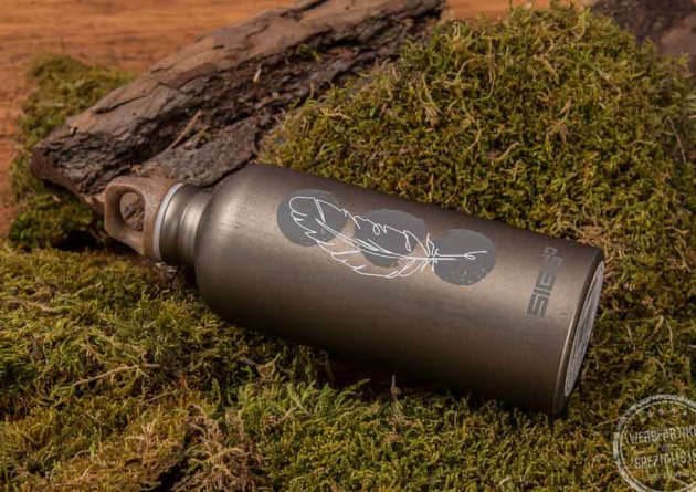 sigg braune Trinkflasche liegend