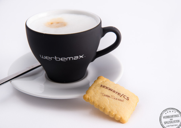 Leckere Butterkeks von Logolini aus Bayern als Werbeartikel neben einer werbemax Tasse Cappuccino