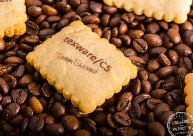 Bedruckter Butterkeks auf Kaffeebohnen als Streuartikel in Konditorqualität auf Kaffeebohnen.