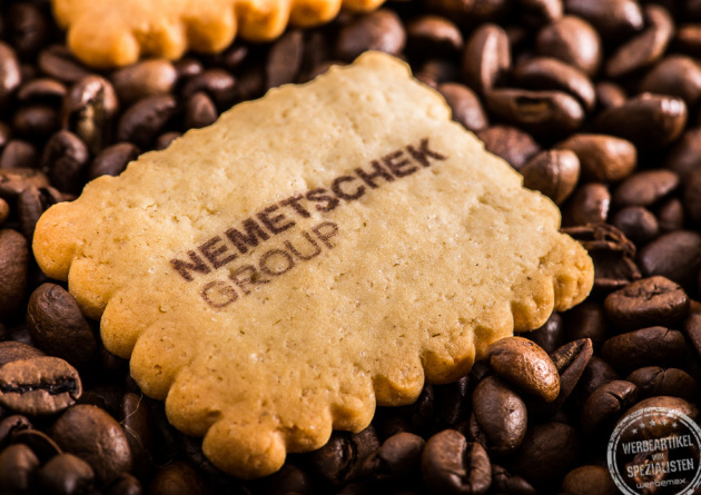Werbekekse mit Logo auf Kaffeebohnen als Werbegeschenk.