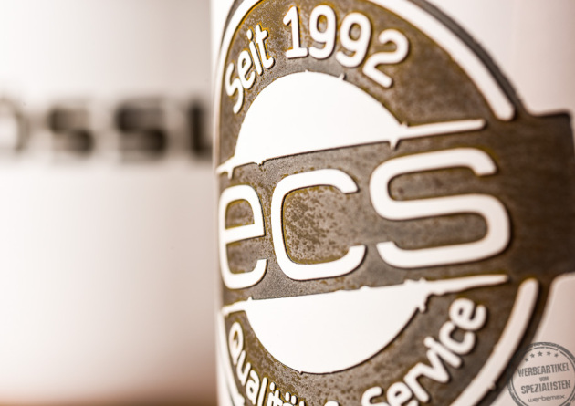 Detailaufnahme Gravur des werbemax Emaillebecher mit rusty Optik als Merch