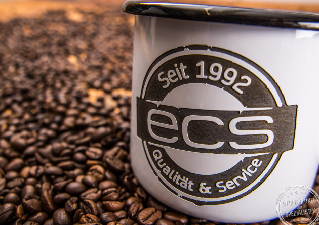 ECS Emaillebecher mit rusty Optik als Merchandise Artikel auf Kaffeebohnen in Szene gesetzt.