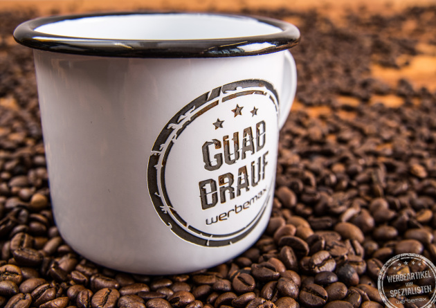 werbemax Emaillebecher mit rusty Optik als Messegeschenk auf Kaffeebohnen.. 