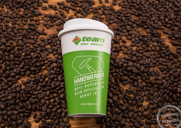 To-Go Becher mit farbigen Logodruck aus Kunststoff