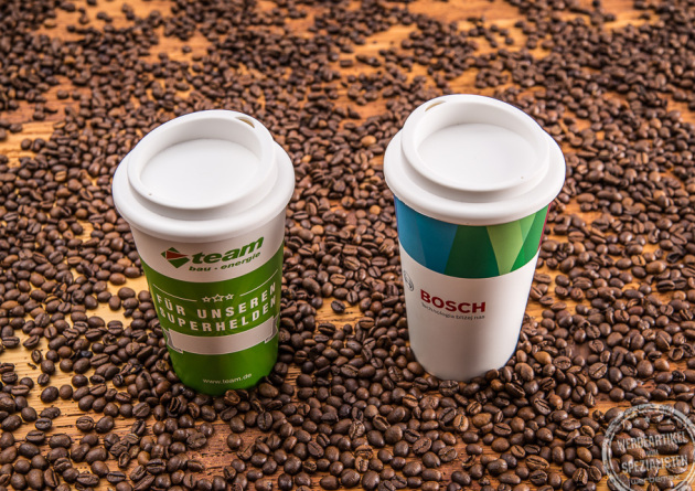 Kaffee Becher aus Kunststoff als Alternative zu bedruckten Einwegbechern