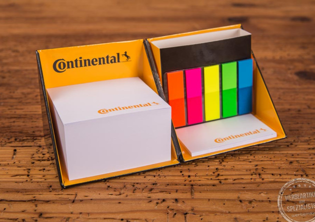 Kartonbox mit Notizzetteln