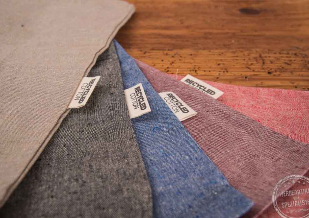 Nachhaltige Tragetasche in der Nahaufnahme in verschiedenen Farben