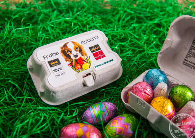 Werbemittel zu Ostern Schokoeier im kleinen Eierkarton mit bedrucktem Etikett
