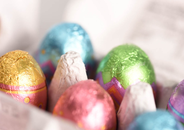 bunte Schokoladeneier im niedlichen Eierkarton