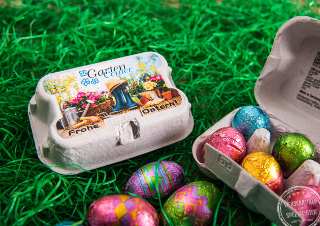 Schokoladeneier im Eierkarton und bedrucktem Etikett