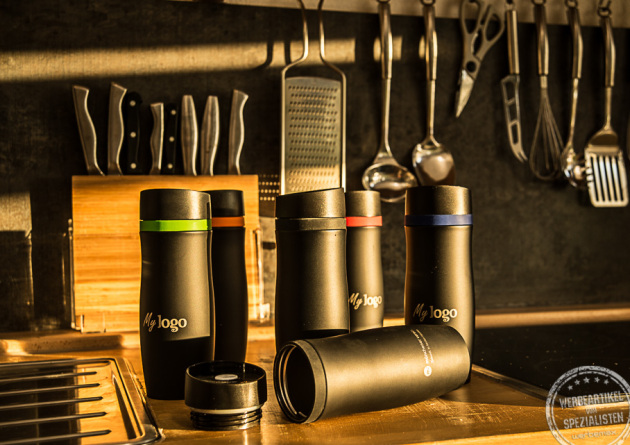 Thermobecher mit Logogravur in Schwarz mit farbigen Highlights