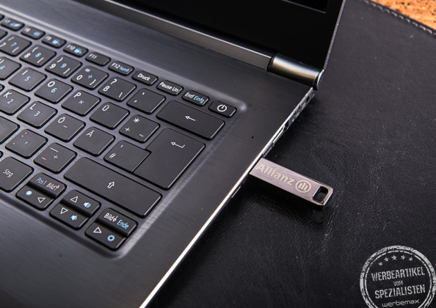 USB Stick Element am Laptop eingesteckt als Mitarbeitergeschenk.