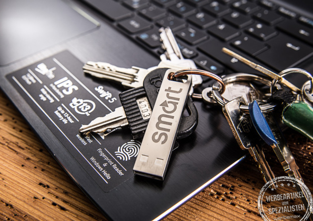 USB Stick Element am Schl&uuml;sselbund angeh&auml;ngt als Kundengeschenk. 
