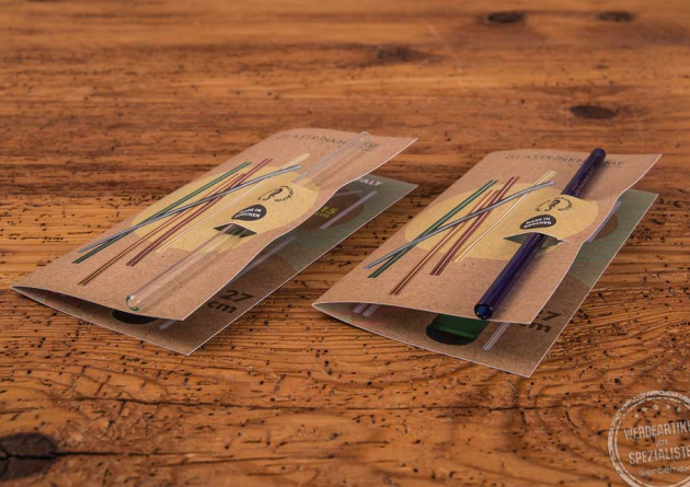 Strohhalme aus Glas auf Werbekarte