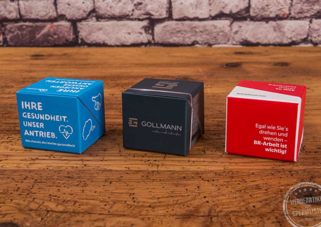 W&uuml;rfel mit Notizblock und Haftnotizen