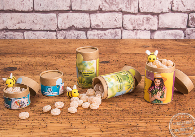 jung sweets Honigdrops Bonbons in bedruckter Papierdose als Giveaway auf Holzplatte