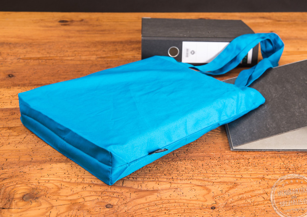 Stofftasche aus Baumwollte mit Bodenfalte in der Farbe Cyan mit Fairtradelabel