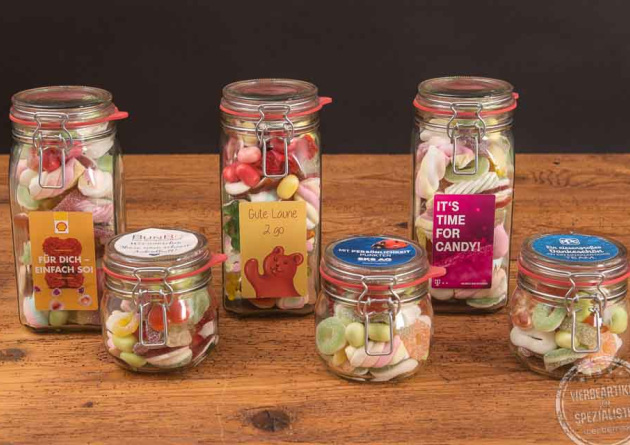 S&uuml;&szlig;igkeiten im Glas als Geschenk in zwei Gr&ouml;&szlig;en mit Logo bedruckt