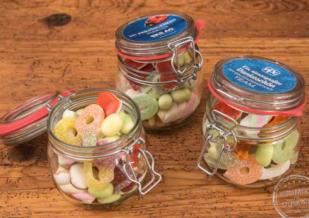 Suesse Werbung im Glas mit Logo bedruckt auf dem Deckel 