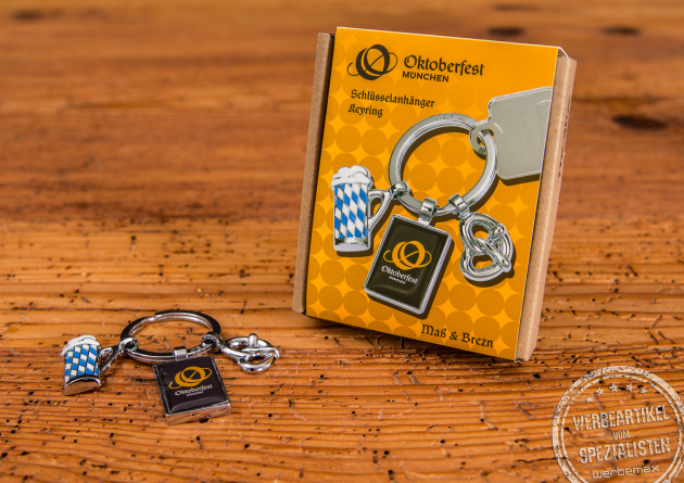 Oktoberfest Schlüsselanhänger von Troika mit bayerischem Maßkrug, offiziellem Oktoberfestlogo und Brezel von der Marke Troika. Der hochwertige Schlüsselanhänger kommt in einem ansprechenden Kartonschuber.
