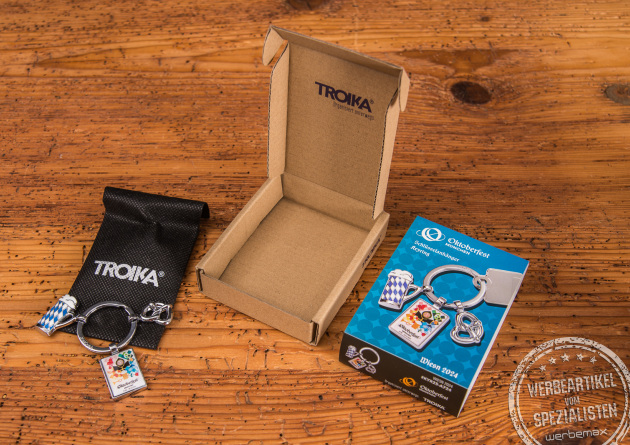 Oktoberfest Schl&uuml;sselanh&auml;nger von der Marke Troika. Der Schl&uuml;sselanh&auml;nger besteht aus 3 Anh&auml;ngern: bayerischer Ma&szlig;krug, Brezel und dem Oktoberfest Logo mit dem M&uuml;nchner Kindl. Der Marken-Schl&uuml;sselanh&auml;nger kommt verpackt in einem kleinen schwarzen S&auml;ckchen, das wiederrum in einer ansprechenden Kartonage verpackt ist. 