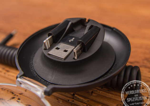 Detailansicht des USB-Steckers sowie der diversen Aufsätze für Iphone und Android