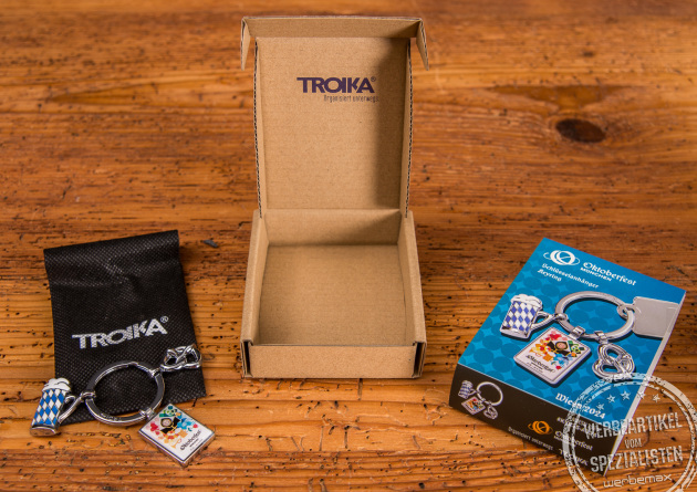 Oktoberfest Schl&uuml;sselanh&auml;nger von der Marke Troika. Der Schl&uuml;sselanh&auml;nger besteht aus 3 Anh&auml;ngern: bayerischer Ma&szlig;krug, Brezel und dem Oktoberfest Logo mit dem M&uuml;nchner Kindl. Der Marken-Schl&uuml;sselanh&auml;nger kommt verpackt in einem kleinen schwarzen S&auml;ckchen, dass in einer ansprechenden Kartonage verpackt ist. 