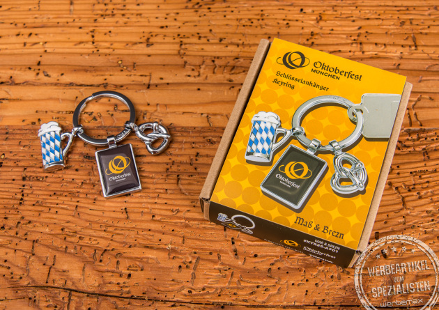 Oktoberfest M&uuml;nchen Schl&uuml;sselanh&auml;nger von Troika mit Anh&auml;nger Ma&szlig; & Brezn. Das Oktoberfestlogo ist pr&auml;sent mittig platziert.