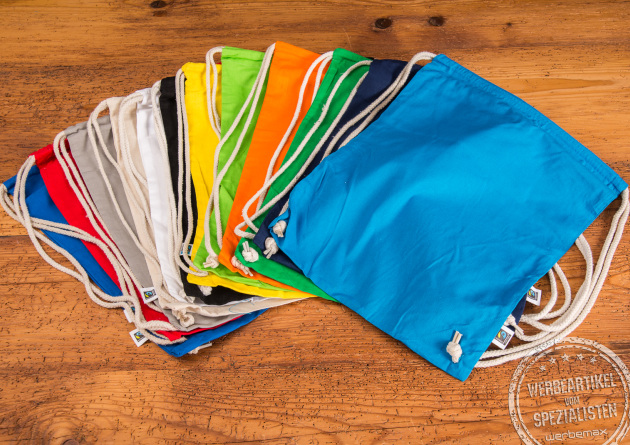 Turnbeutel aus Fairtrade Baumwolle als nachhaltiger Werbeartikel. Bedrucken Sie den trendigen Matchrucksack mit Logo und wählen Sie aus 12 Farben Ihre aus.