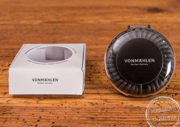 Weiße Kartonverpackung des Allroundo in Schwarz. Der universelle Ladekabeladapter passt für Iphone sowie Android. 