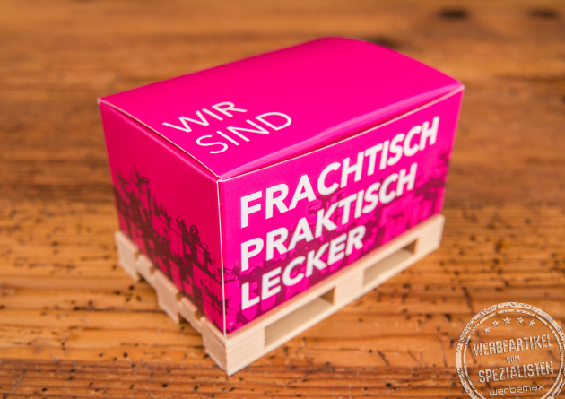 Mini-Palette groß geschlossen. Kleine Holzpalette mit Kartonbox und Schokoladenfüllung