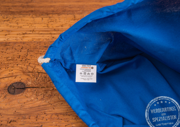 Turnbeutel in Royalblau mit Fokus auf das innenliegende Oekotex-Label
