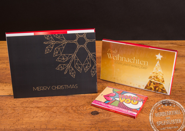 Merci Finest Selection mit individuellen Grußbotschaften. Die Schokoladenschachteln stehen senkrecht und man kann die weihnachtlichen Motive der 3 Beispiele gut erkennen.
