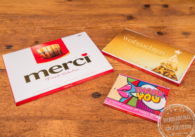 Merci Finest Selection als Werbegeschenk mit individueller Einsteckkarte in 3 Größen erhältlich. Das Bild zeigt die 3 Größen mit unterschiedlichen Einsteckkarten