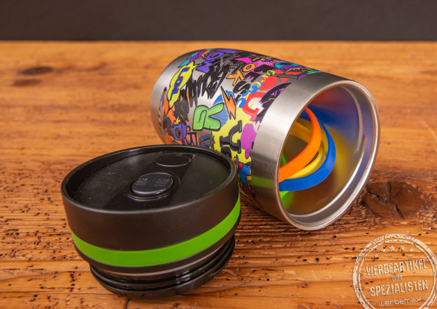 Bedruckter Thermobecher liegend mit abgeschraubtem Deckel und austauschbaren Gummiringen als Werbeartikel.