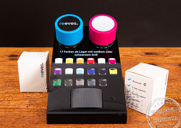 Zwei Bluetooth Speaker in schwarz und weiß auf einem schwarzen Acryl-Display.