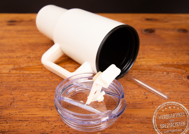 Ein Tumbler CremaExtensaMaximaBudget in creme liegend als Werbeartikel.