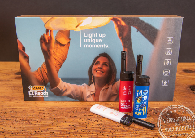 Ein Werbekarton mit Aufdruck mit drei davor stehenden BIC EZ Reach Werbefeuerzeugen.