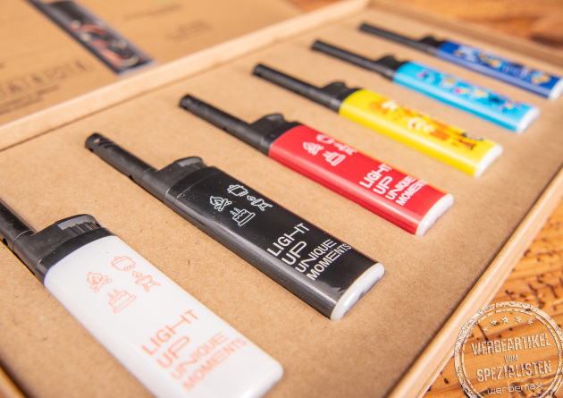 Sechs BIC EZ Reach Stabfeuerzeuge mit Bedruckung liegend in einer Verpackung.