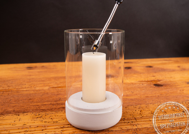 Kerze in Windlicht, die mit einem FutureEcoFlex Lichtbogen Feuerzeug Werbegeschenk angez&uuml;ndet wird.