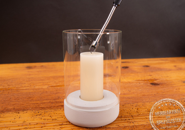 Kerze in Windlicht, die mit einem FutureEcoFlex Lichtbogen Feuerzeug Werbeartikel angez&uuml;ndet wird.