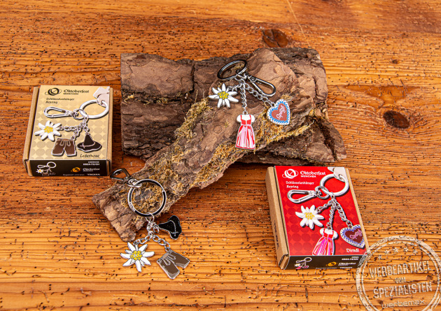 Zwei Oktoberfest Schl&uuml;sselanh&auml;nger der Marke TROIKA mit den Motiven Dirndl und Lederhose.