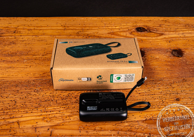 Eine schwarze DrChargeXL PD Pro Powerbank 10.000mAh mit Karton als Werbeartikel.