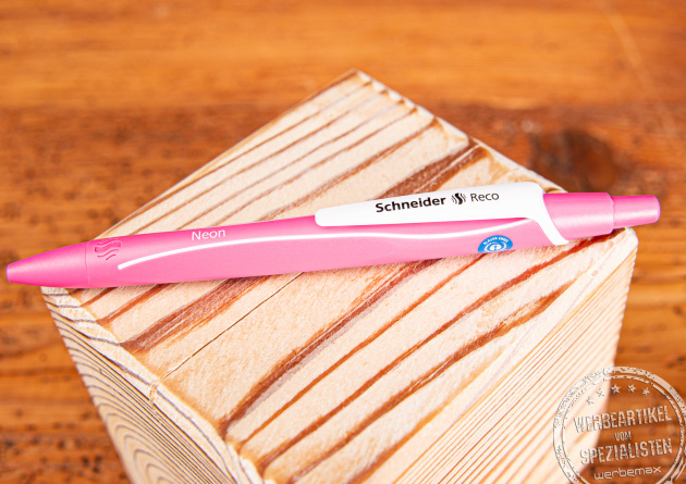 Ein Kugelschreiber Schneider RECO neon pink